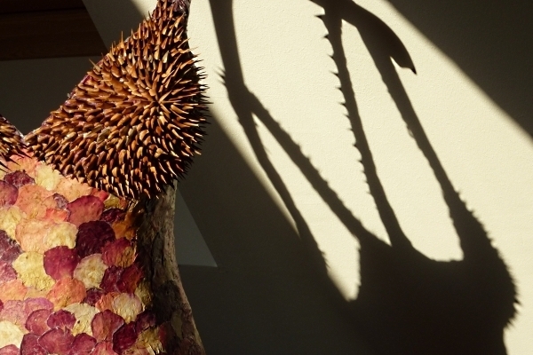 Kleid aus Rosen und Rosendornen